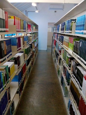 Foto do corredor do acervo da Biblioteca Campus Lagoa do Sino